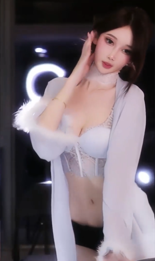 斗鱼头部主播 #ella亦亦 粉丝群热舞7V 850MB